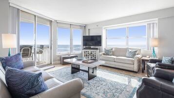 Een smart-tv, boeken en een stereo