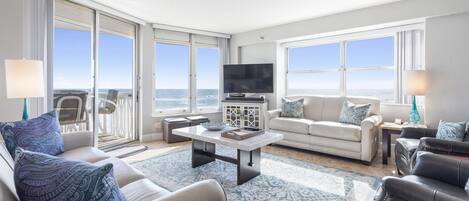 Una Smart TV, libros, un reproductor estéreo