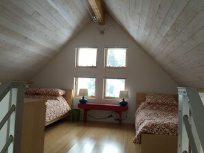 3 habitaciones, escritorio y tabla de planchar con plancha