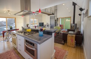 冷蔵庫、電子レンジ、オーブン、コンロ