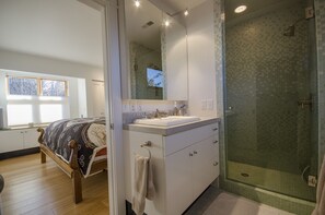 Douche, sèche-cheveux, serviettes fournies, savon