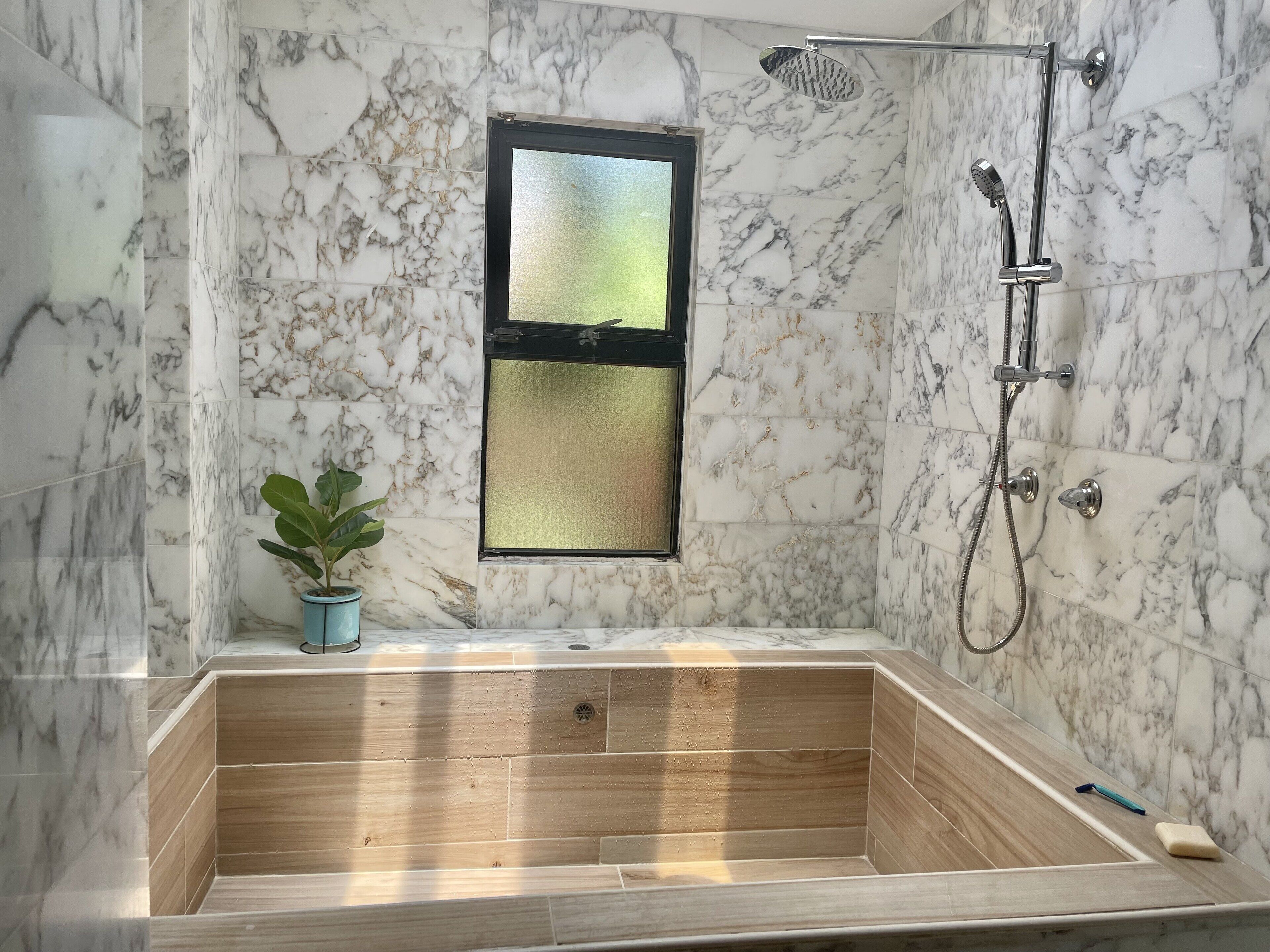 Combined shower/tub, hair dryer, bidet, towels