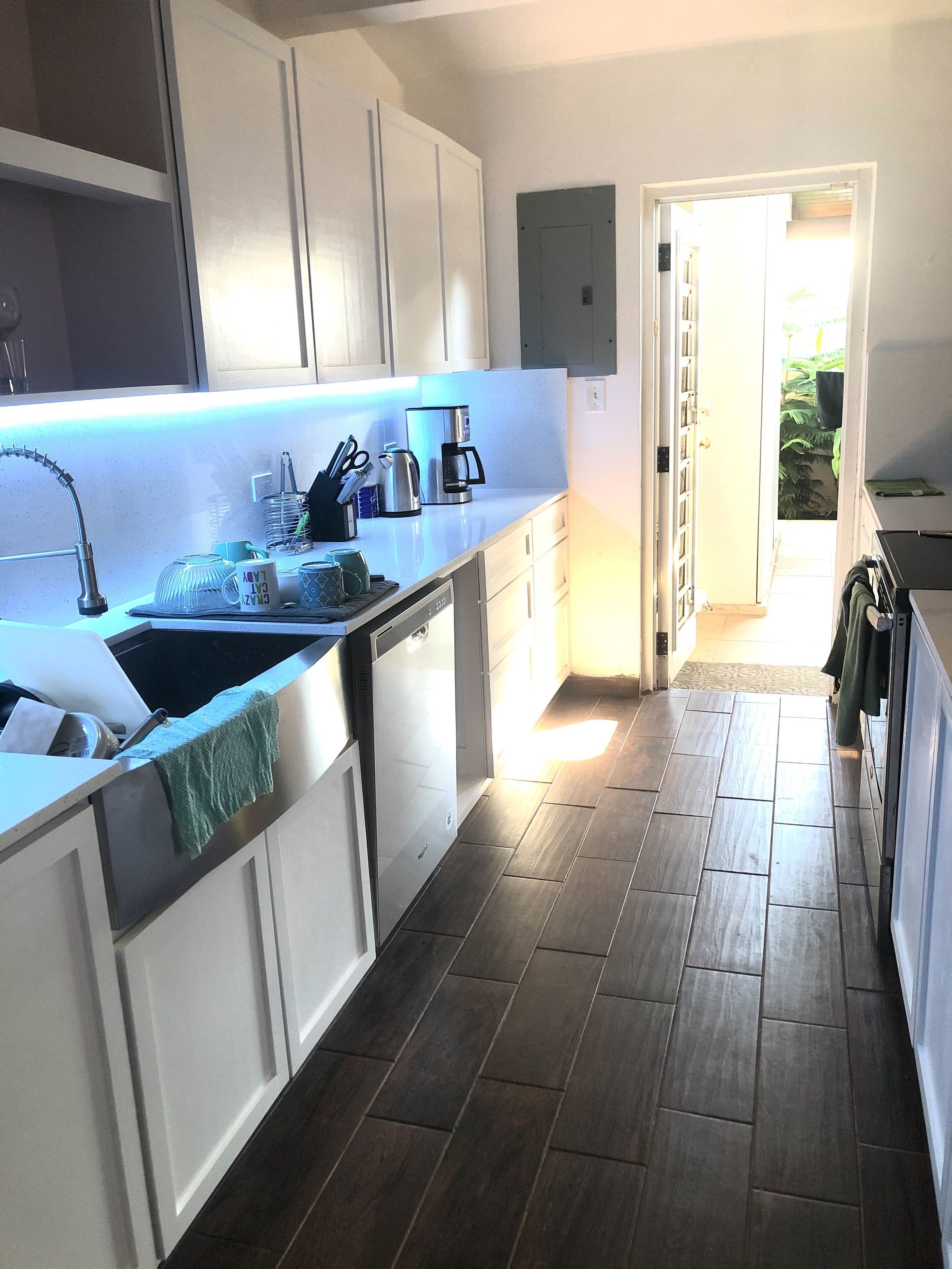 Jääkaappi, mikroaaltouuni, uuni, liesi