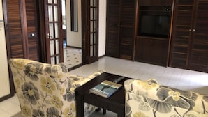 Ein Wohnzimmer mit einer Couch, einem Couchtisch und Holzschränken.
