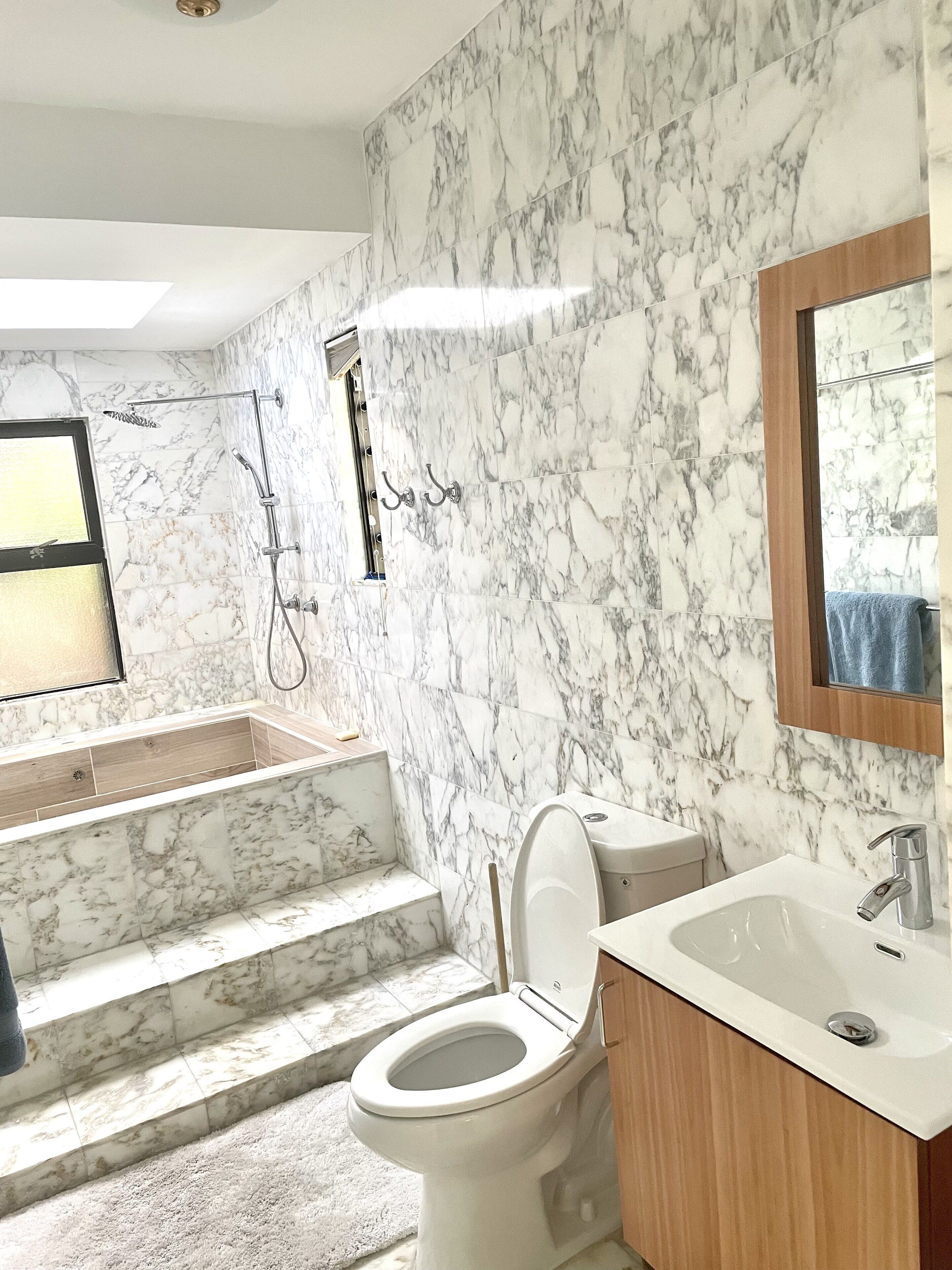 シャワー付き浴槽、ヘアドライヤー、ビデ、タオル