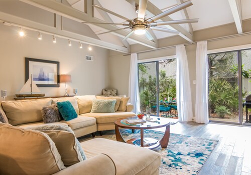 STEPS TO THE BEACH, WALK TO EVERYTHING, GOLF, TENNIS,  RECENTLY RENOVATED!