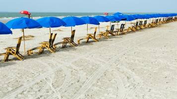 Ubicación cercana a la playa y toallas de playa