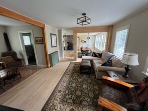 Smart-tv, eldstad, tv-spel och dvd-spelare