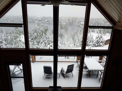 Beautiful Cozy Cabin with 180 Degree Breathtaking Lake and Mountain Views!