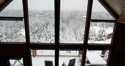 Beautiful Cozy Cabin with 180 Degree Breathtaking Lake and Mountain Views!