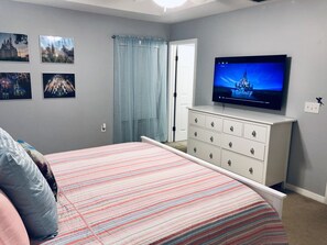 3 chambres, bureau, fer et planche à repasser, lit de bébé portatif