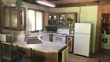 冰箱、微波炉、烤箱、炉灶