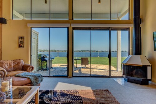 WATERFRONT-WOHNUNG MIT ERSTAUNLICHEM BLICK AUF SONNENAUFGANG, SONNENUNTERGANG UND EXPANSIVE OPEN WATERS