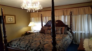 3 bedrooms, iron/ironing board, free WiFi, bed sheets - Historic Downtown Home (Colorado Springs)
