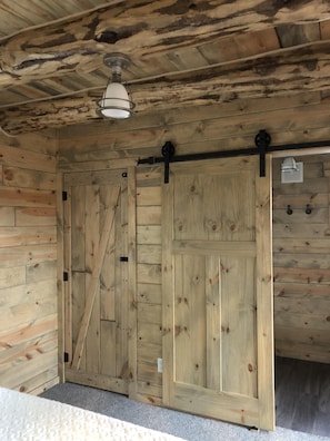 Interior - 8 miles to Mount Rushmore - Sleeps 2 to 6 (Rapid City)