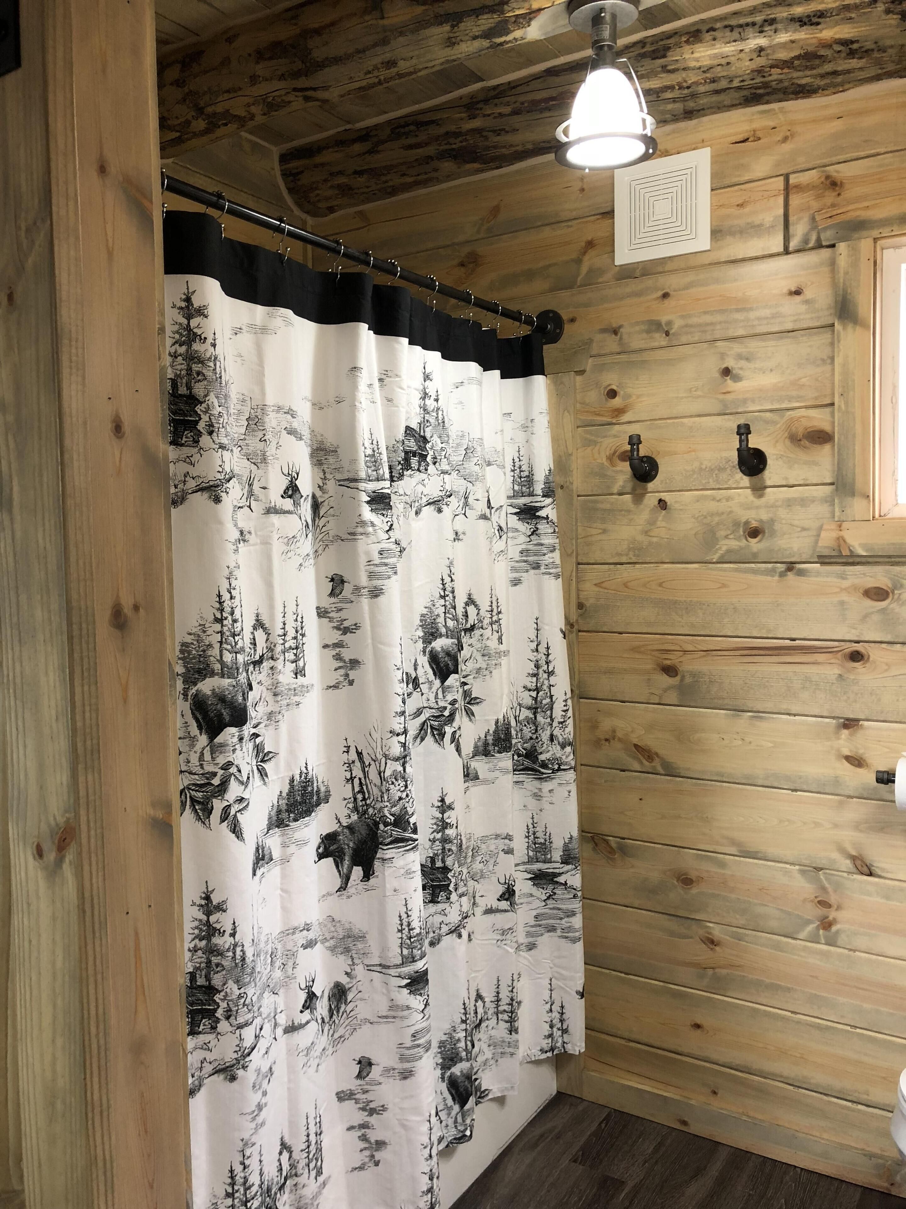 ヘアドライヤー、タオル、石鹸、トイレットペーパー