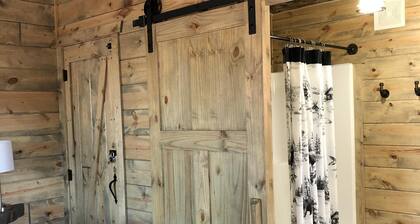 8 miles to Mount Rushmore - Sleeps 2 to 6