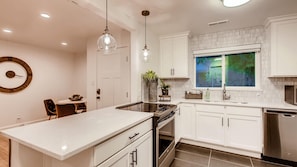 Refrigerador, microondas, horno, placa de cocina