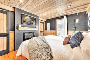 4 bedrooms, iron/ironing board, WiFi, bed sheets - Attitude Adjustment Cabin with hot tub, fire pit, & indoor pool! (Bryant)
