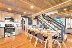 Fridge, microwave, oven, stovetop - Attitude Adjustment Cabin with hot tub, fire pit, & indoor pool! (Bryant)