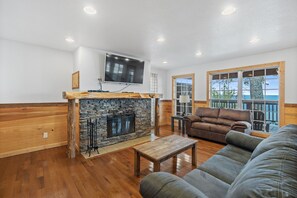 Televisión y chimenea 