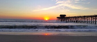 Cozy Condo Retreat.Close to Beaches/Disney/NASA.Tranquil Large Pool/Jacuzzi area