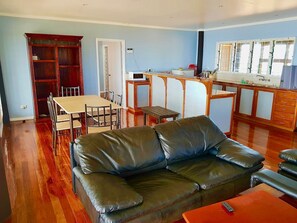 Villa Comfort - flera sängar - tillgänglighetsanpassat | Vardagsrum | LED-tv och dvd-spelare