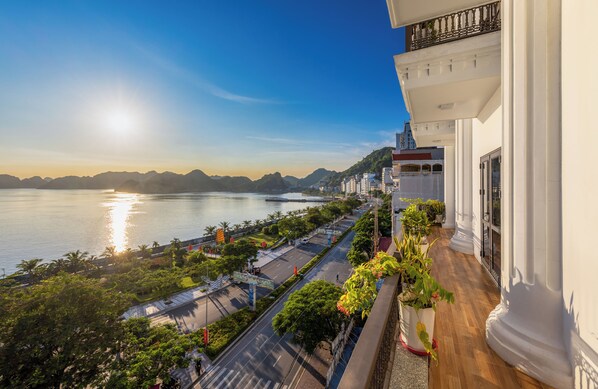 Minibar, desk, free WiFi - Quang Tung Cat Ba Hotel (Hai Phong)