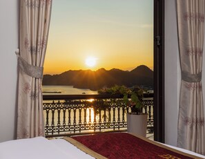 Minibar, desk, free WiFi - Quang Tung Cat Ba Hotel (Hai Phong)