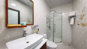 デラックス 4 人部屋 クイーンベッド 2 台 シービュー | バスルーム | シャワー、バスアメニティ (無料)、ヘアドライヤー、スリッパ