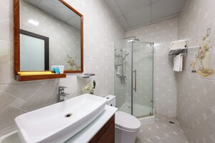 Habitación cuádruple Deluxe, 2 camas de matrimonio, vistas al mar | Baño | Ducha, artículos de higiene personal gratuitos y secador de pelo