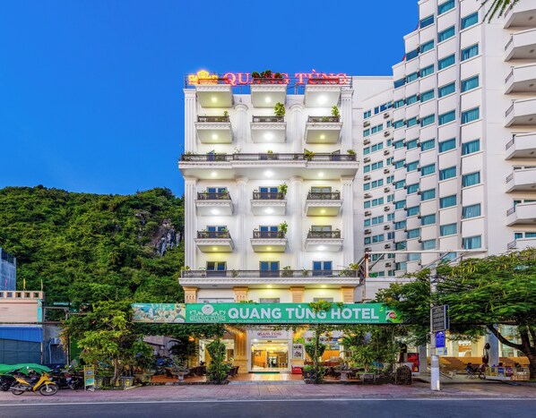 Front of property - Quang Tung Cat Ba Hotel (Hai Phong)