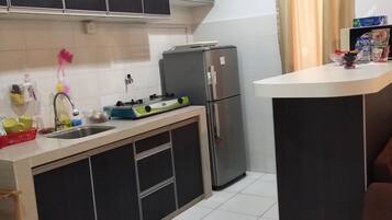 Family Apartment, 1 Bedroom | Private kitchenette | Full-size fridge, microwave, stovetop, electric kettle