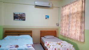 Desk, free WiFi, bed sheets - Sataya Apartment (Maha Sarakham)