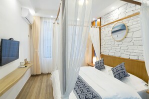 Superior Double Room A | Desk, blackout drapes, iron/ironing board, free WiFi - Jiesu Renwen Guest House (Zhangjiajie)