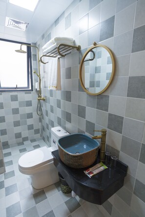 Shower, free toiletries, hair dryer, slippers - Jiesu Renwen Guest House (Zhangjiajie)