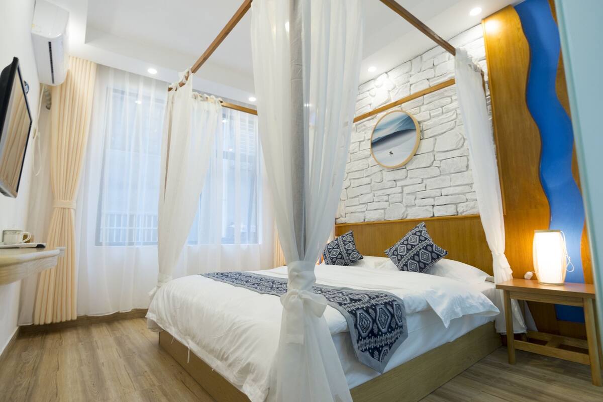 Escritorio, cortinas blackout y tabla de planchar con plancha