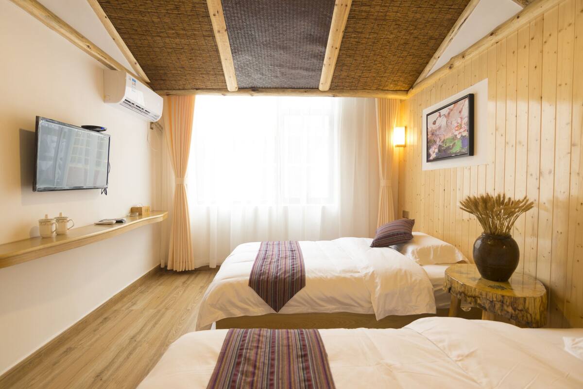 Escritorio, cortinas blackout y tabla de planchar con plancha