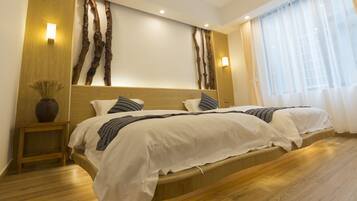 Habitación superior con 2 camas individuales | Escritorio, cortinas blackout y tabla de planchar con plancha