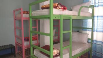 Skrivebord, lydisolert og wi-fi (inkludert)