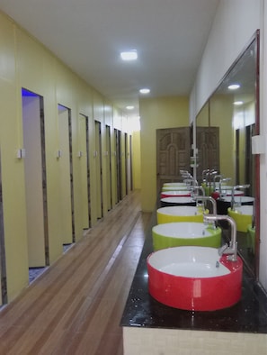 Shower, free toiletries, hair dryer, slippers - Hostel Roma Inn (Kalaw)