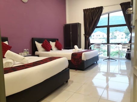 Escritorio, cortinas blackout y tabla de planchar con plancha