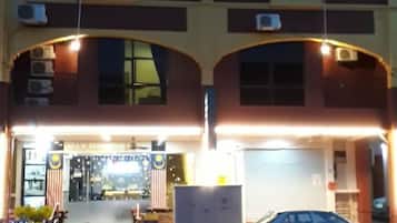 住宿正面 (夜晚)
