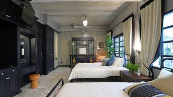 Deluxe Triple Room with Bathtub | Una cassaforte in camera, con stile personalizzato