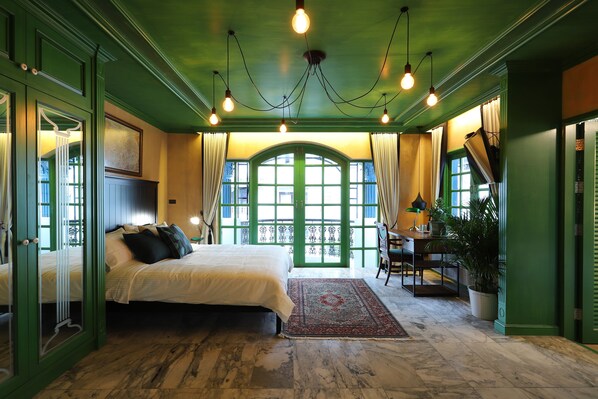 Deluxe Double Room, Bathtub