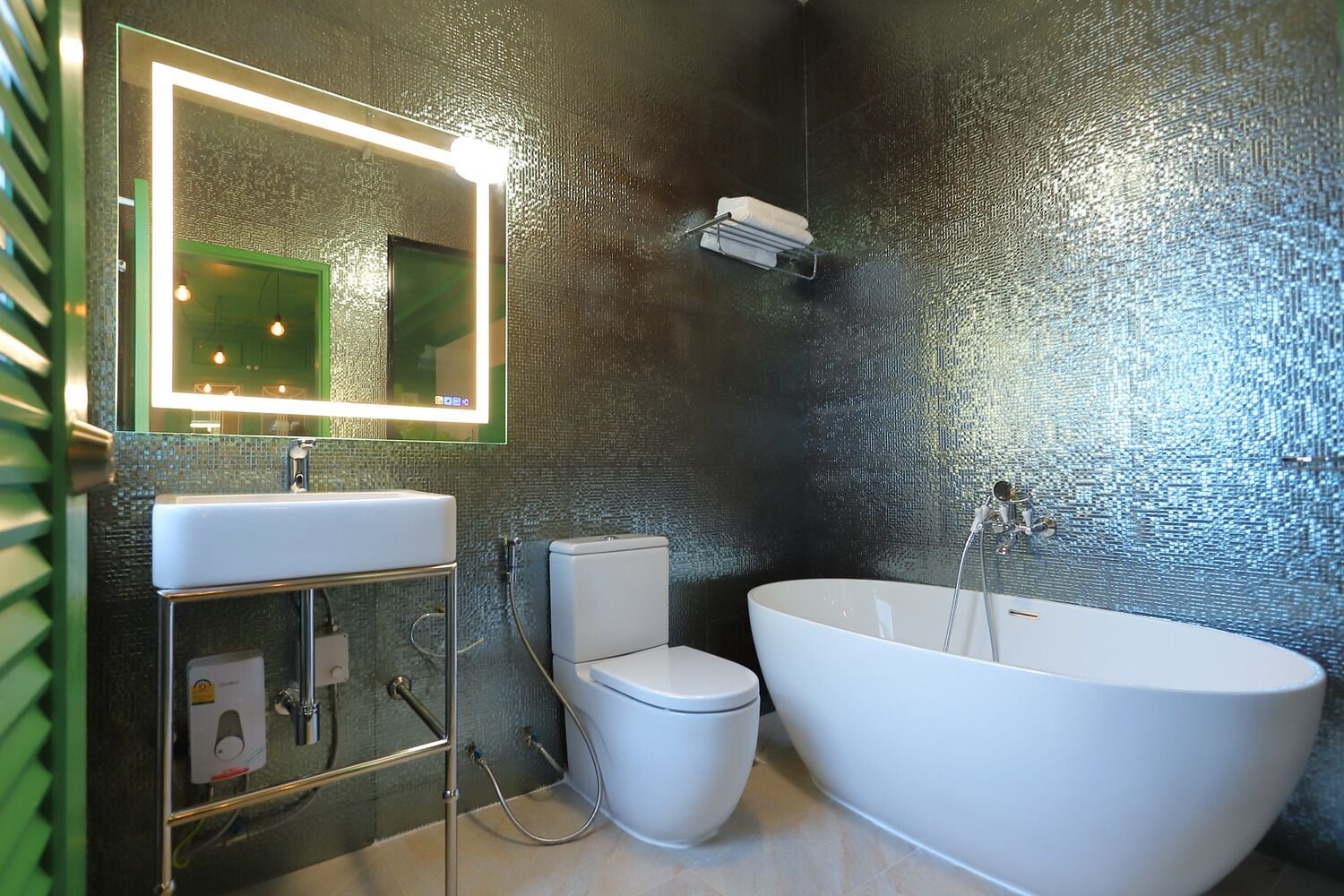 Un bagno moderno con una vasca freestanding, un WC e un lavandino con specchio.