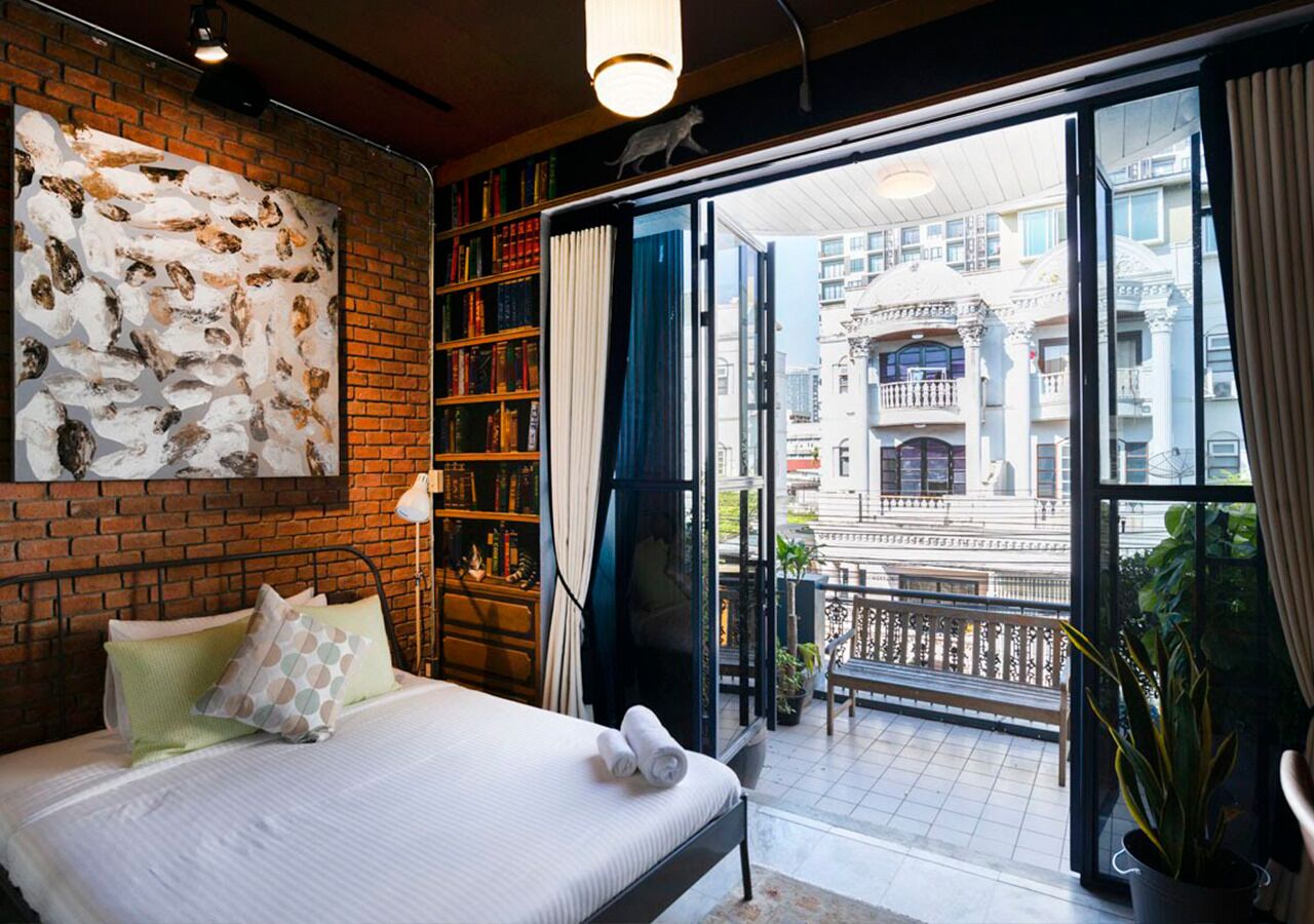 Habitación individual Deluxe, balcón | Decoración personalizada, muebles diferentes y escritorio 