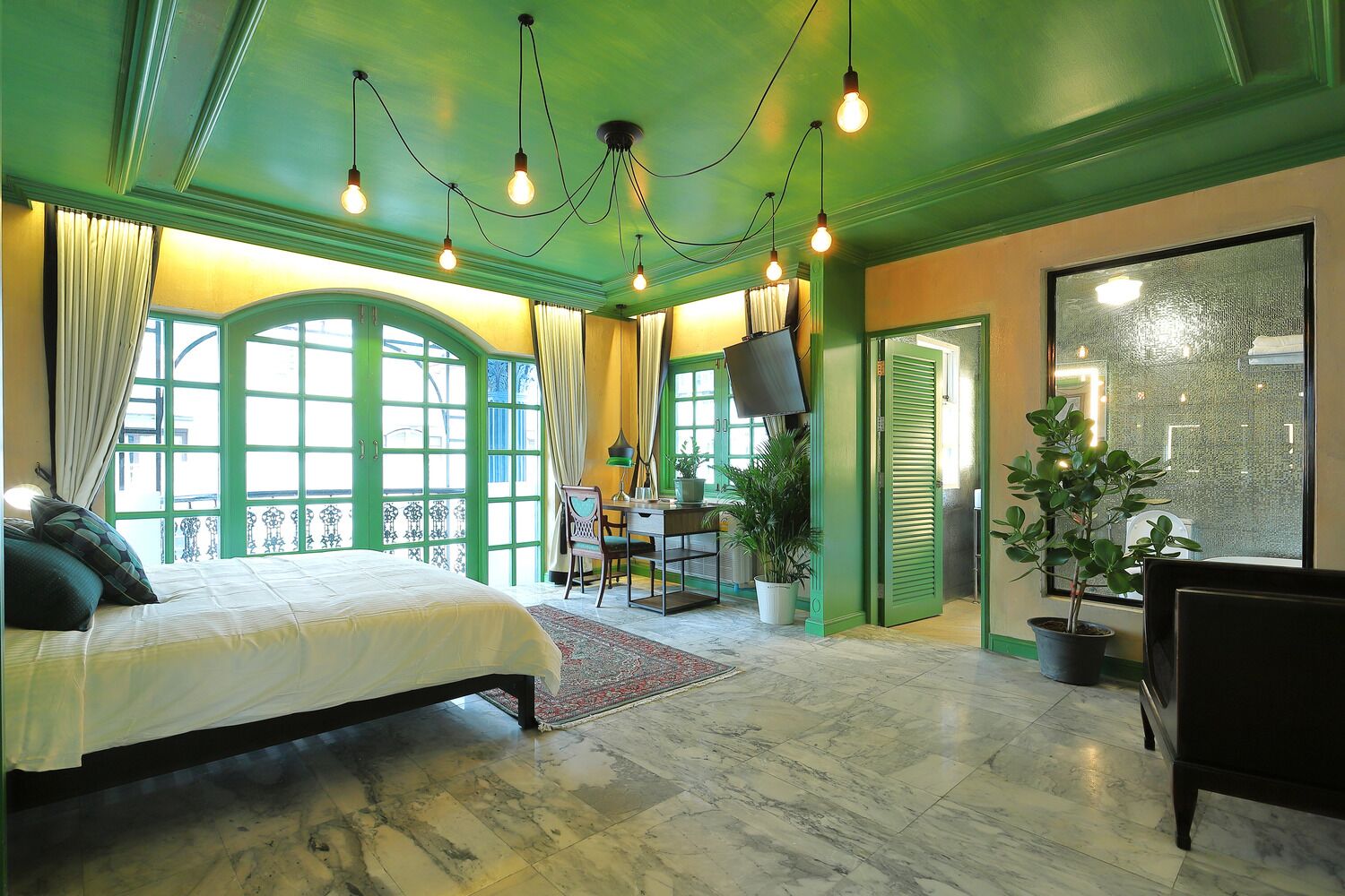 Habitación Premium, 1 cama King size, tina | Decoración personalizada, muebles diferentes y escritorio 