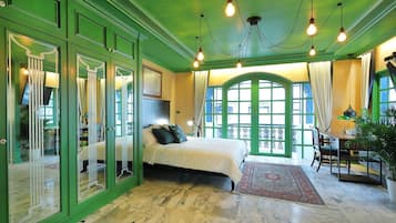 Habitación Premium, 1 cama King size, tina | Decoración personalizada, muebles diferentes y escritorio