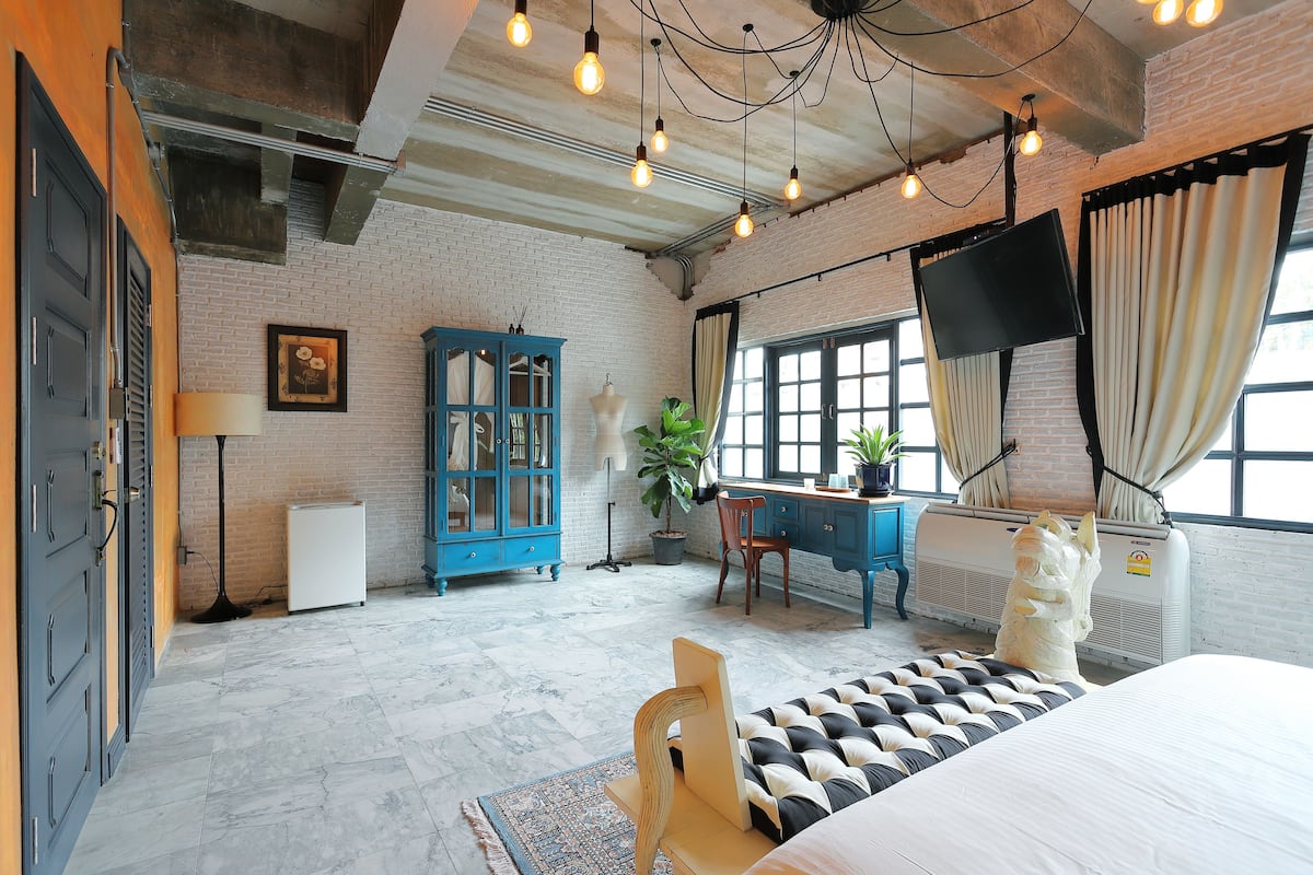 Deluxe kamer, bad | Individueel gedecoreerd, individueel gemeubileerd, een bureau
